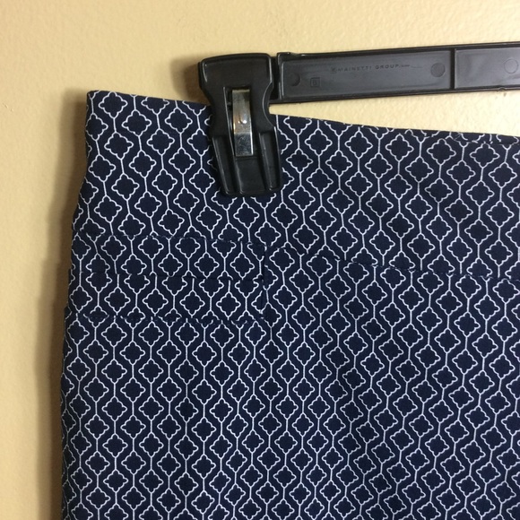 Kim Rogers patterned blue pull on capris. Petite. 16P - Picture 3 of 6